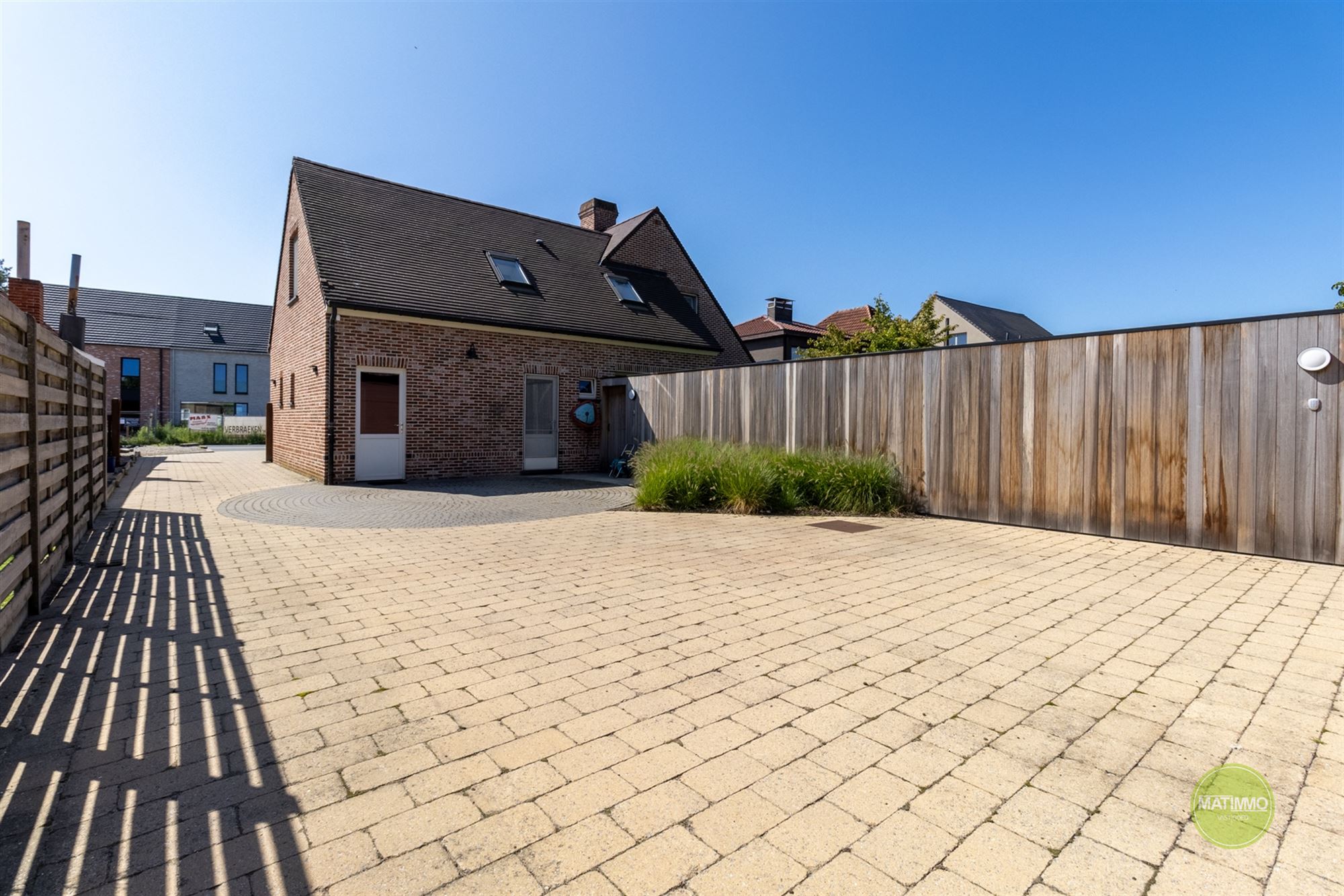 Instapklare gezinswoning met magazijn, zwembad en poolhouse  foto 33