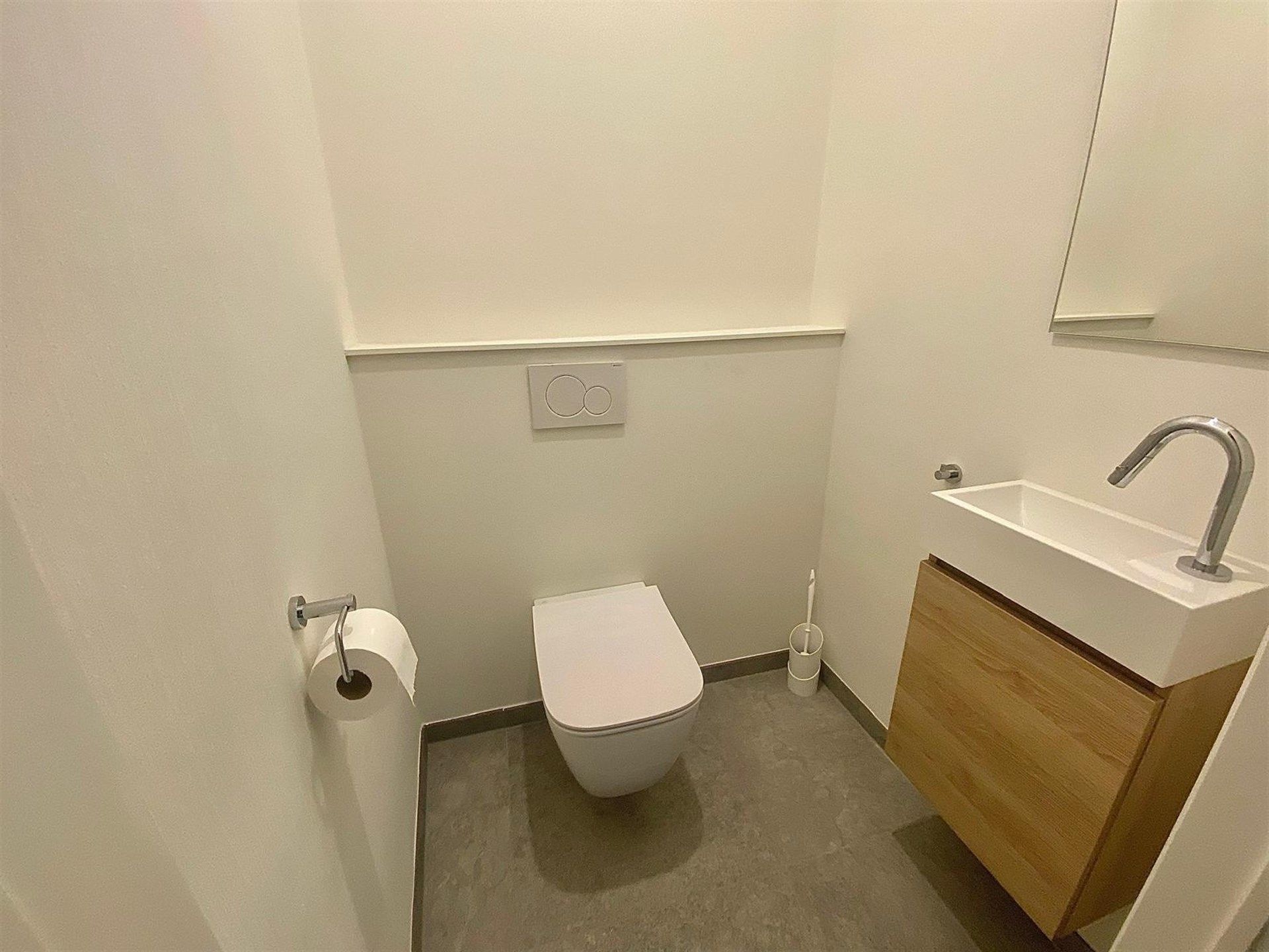 Zeer ruim appartement met drie slaapkamers en garage  foto 14