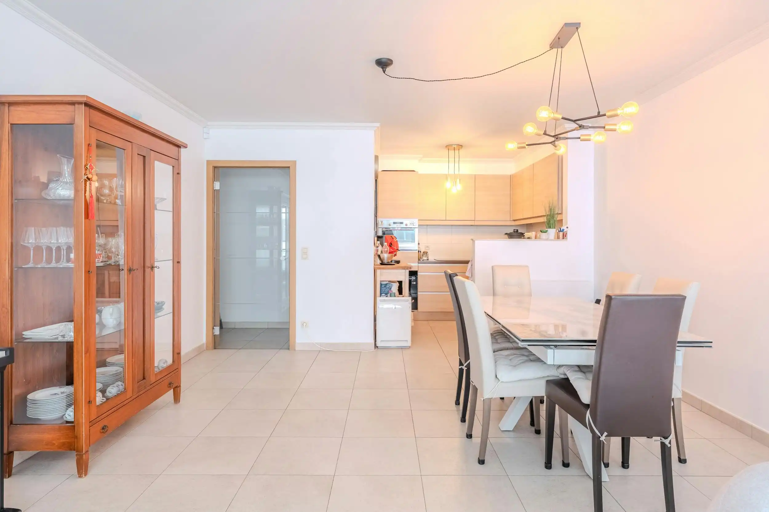 Instapklaar 2-slaapkamerappartement met terras in Oostende foto 2