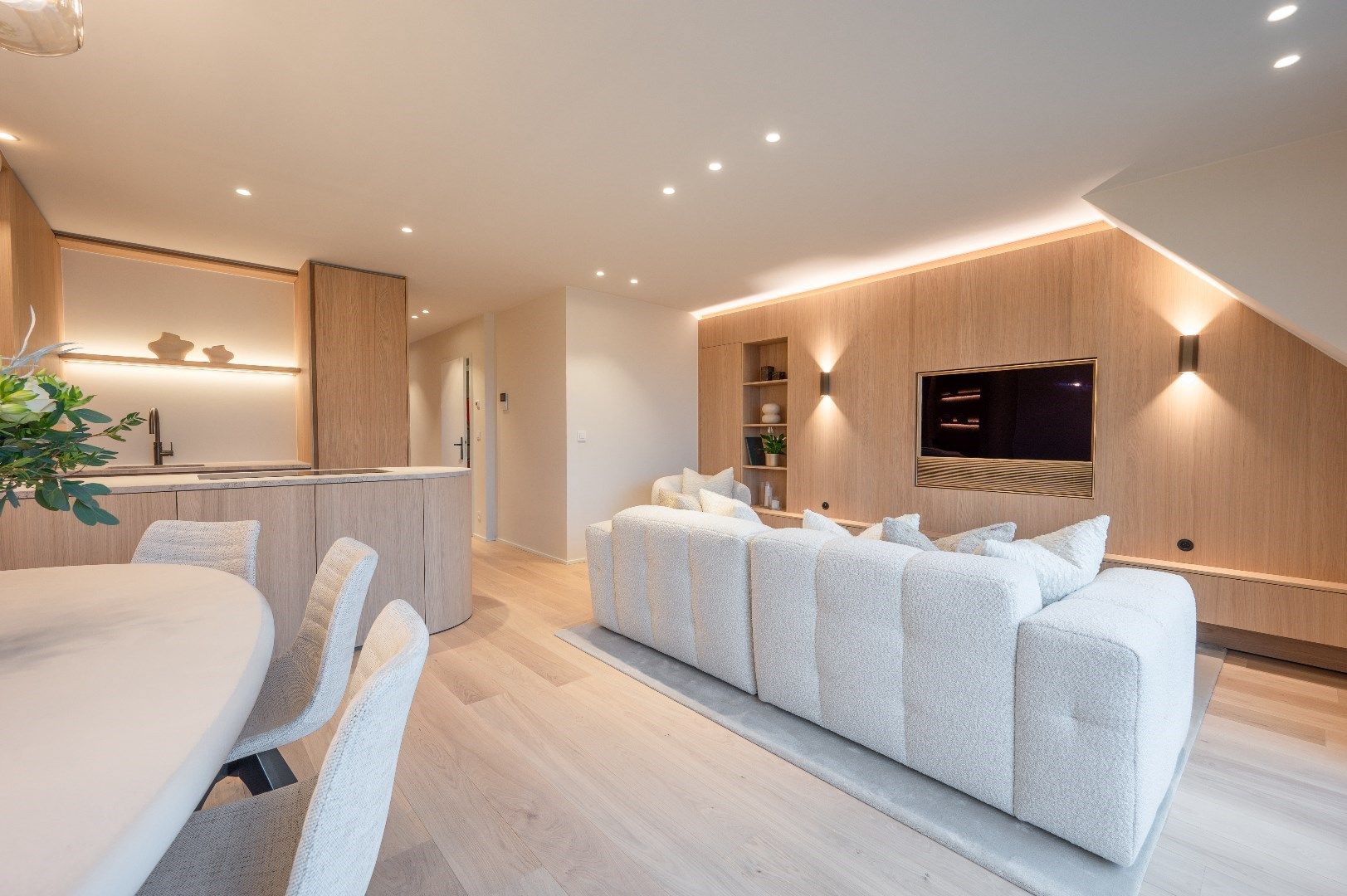 Luxueus afgewerkt duplex dakapp. met open zicht over de villa's van het Zoute, gelegen in het centrum van Knokke. Garage te koop foto 5