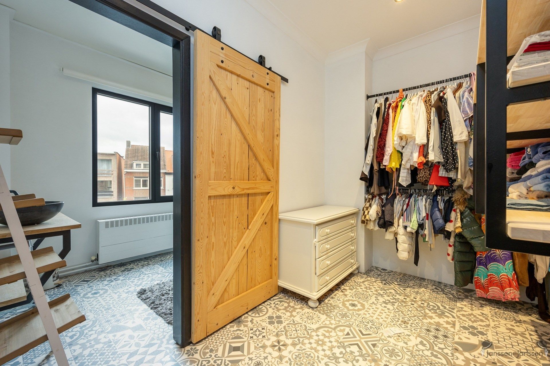 Charmante, instapklare woning met vernieuwde designkeuken, 4 slaapkamers en garage in hartje Brasschaat foto 17