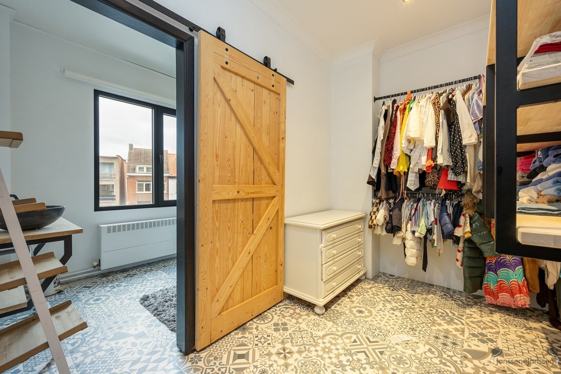 Charmante, instapklare woning met vernieuwde designkeuken, 4 slaapkamers en garage in hartje Brasschaat foto 17