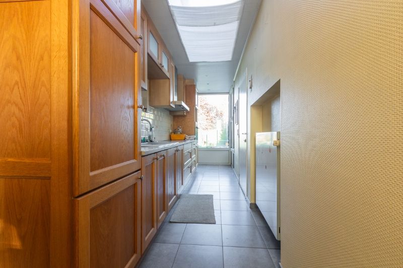 Te moderniseren halfopen bebouwing met 3 slaapkamers (5 mogelijk), garage en tuin met open zicht op weiland. foto 7