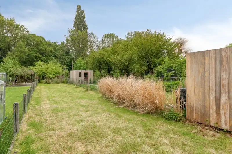 CHARMANTE WONING MET ZONNEPANELEN EN ZUIGERICHTE TUIN foto 3