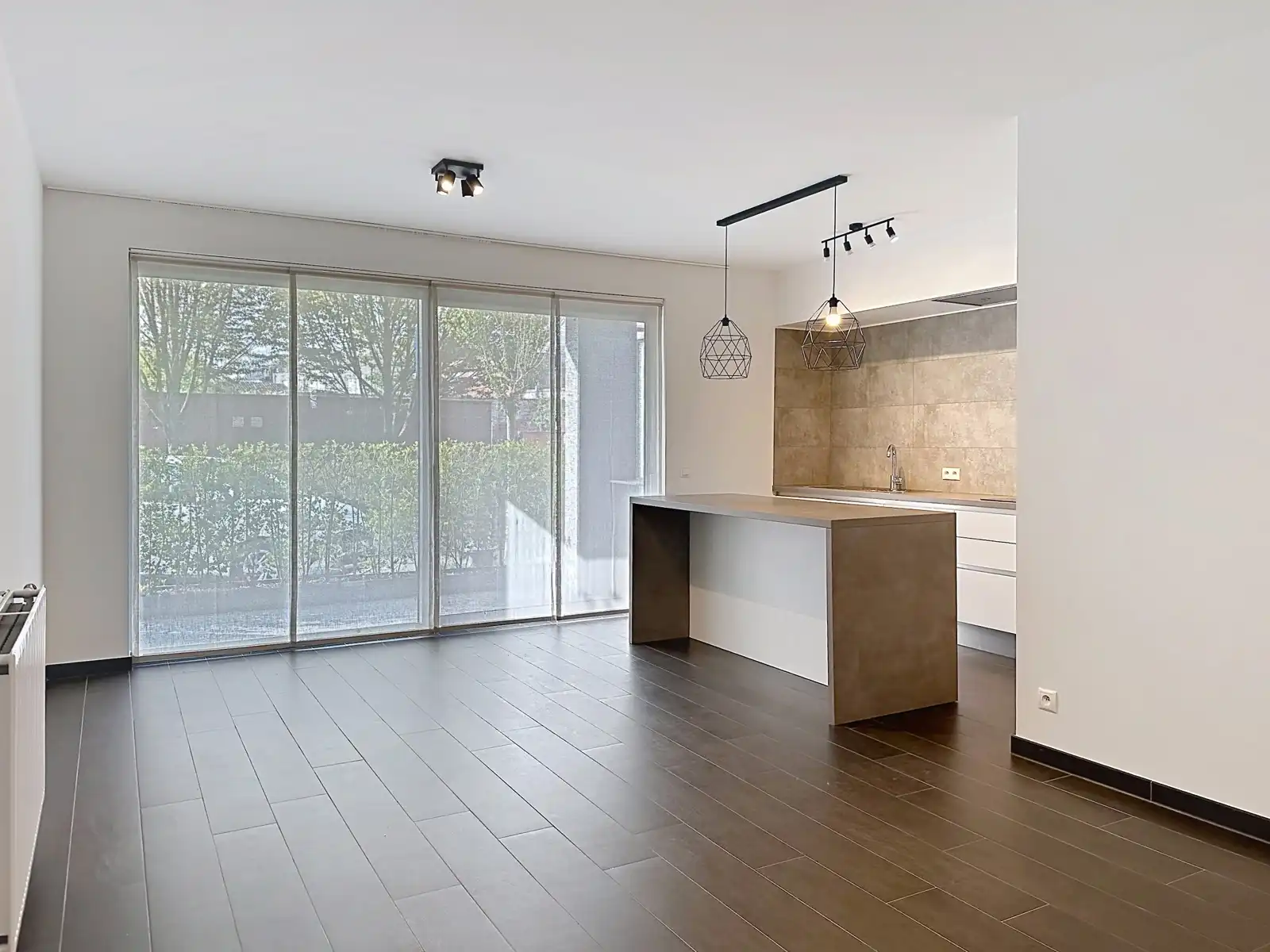 Instapklaar gelijkvloers met twee slaapkamers en ondergrondse staanplaats foto 5