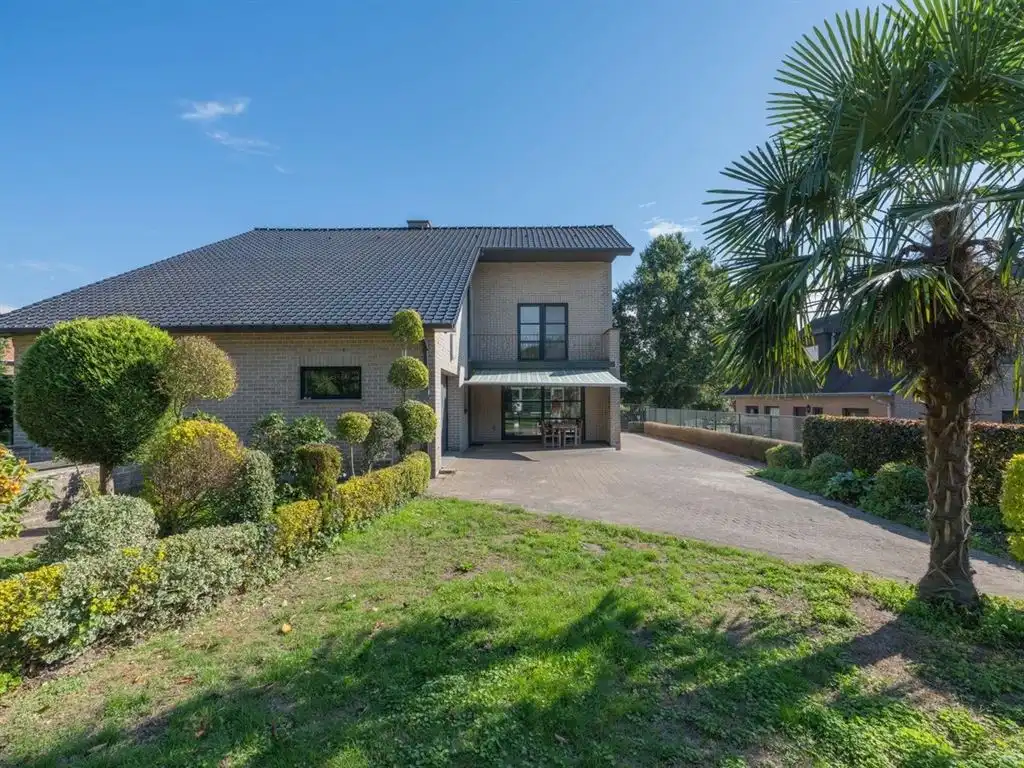 Verrassend ruime vrijstaande woning met inpandige garage foto 6