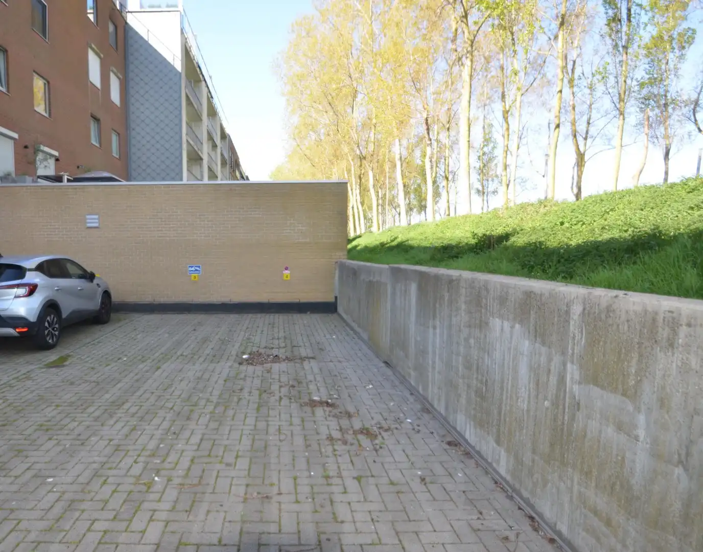 Ruime staanplaats, afgesloten terrein, vlot inrijden. foto 3