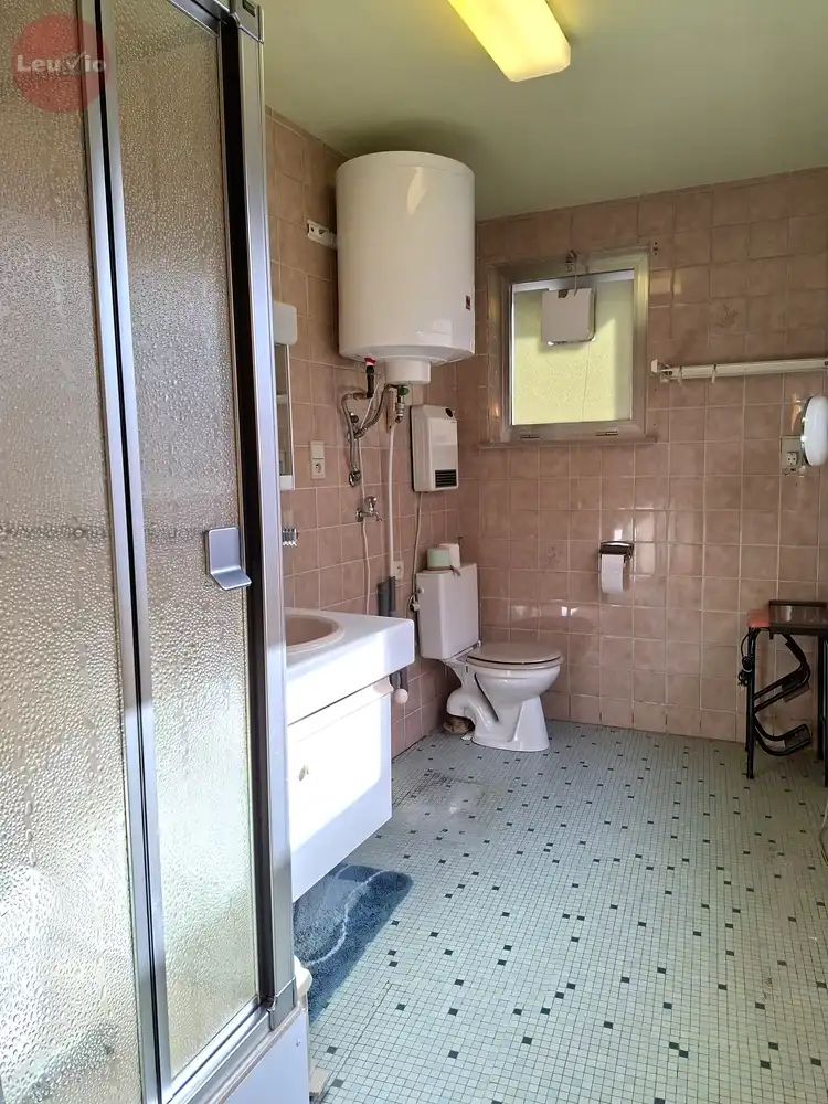 Goed gelegen woning // 2 slaapkamers + zolder om af te werken foto 14