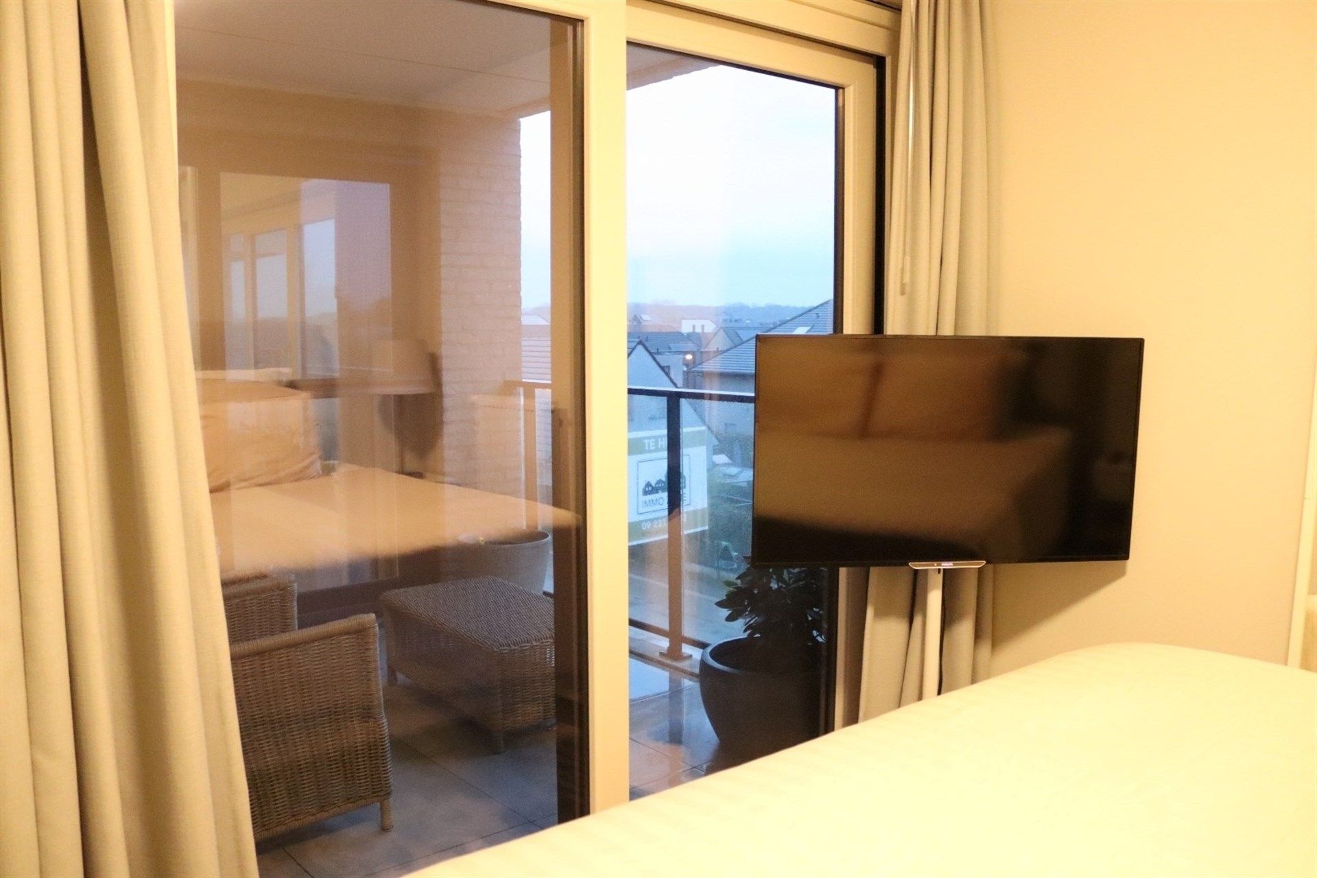 Rustig en recent gelegen appartement met terras en autostaanplaats. foto 17