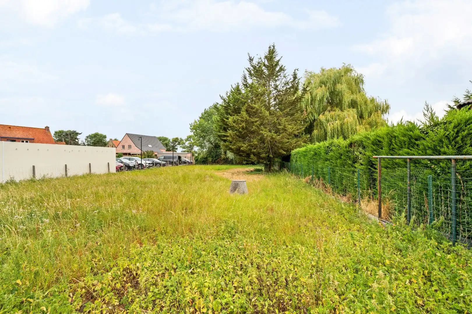 Opbrengsteigendom bestaande uit 2 ruime woningen, 3 garage en grond. foto 8