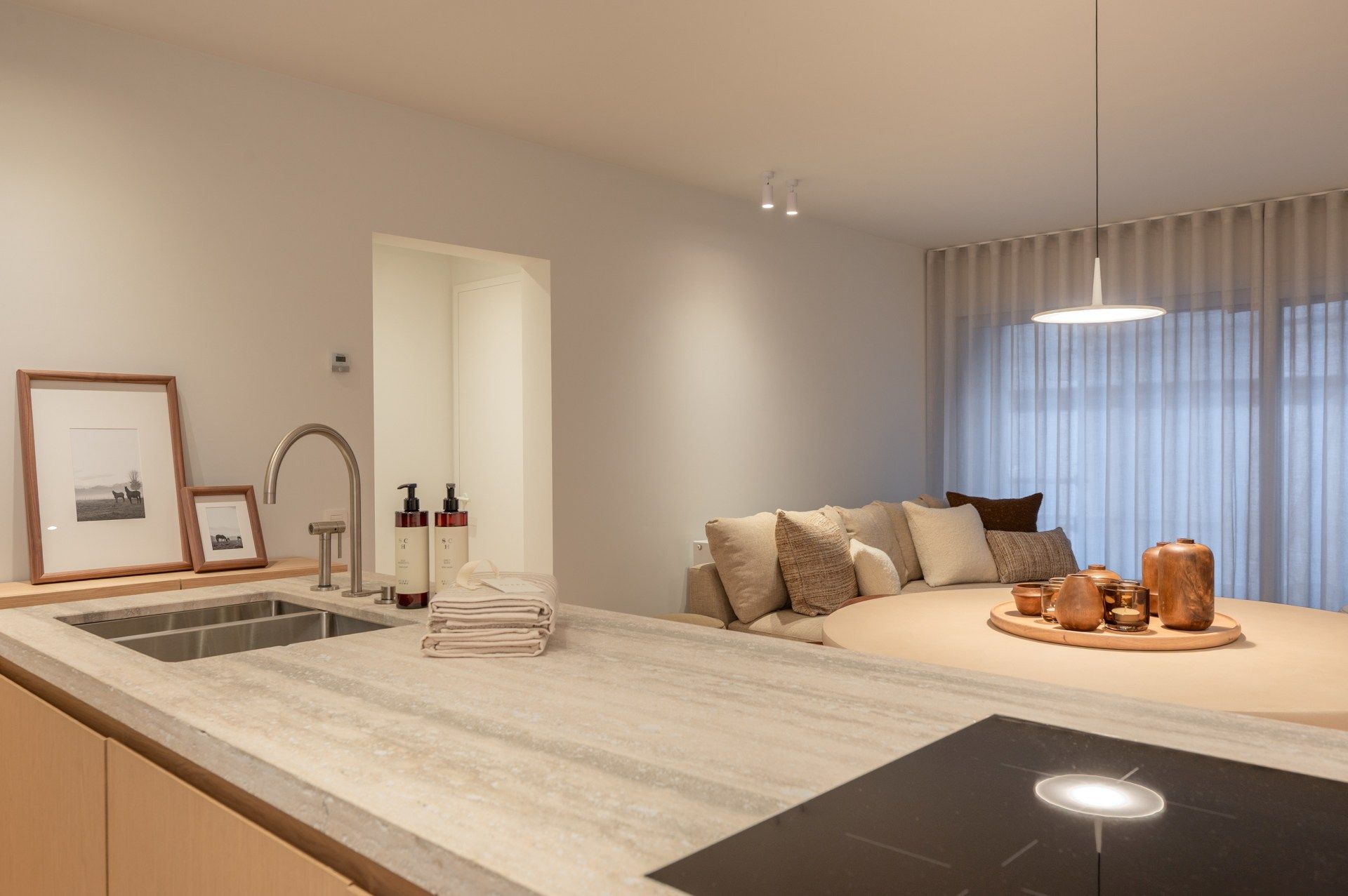 Gerenoveerd, zuidwest gericht appartement gelegen vlakbij de Zeedijk. Parking te koop in de residentie. foto 10