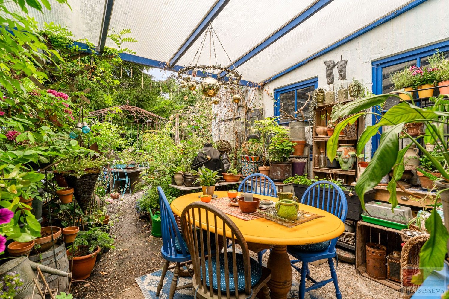 Unieke gesloten bebouwing met veel potentieel, deze ruime woning biedt een indrukwekkende woonoppervlakte van 306 m² foto 26