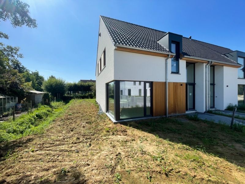 Prachtig en rustig gelegen nieuwbouw woning met carport foto 1