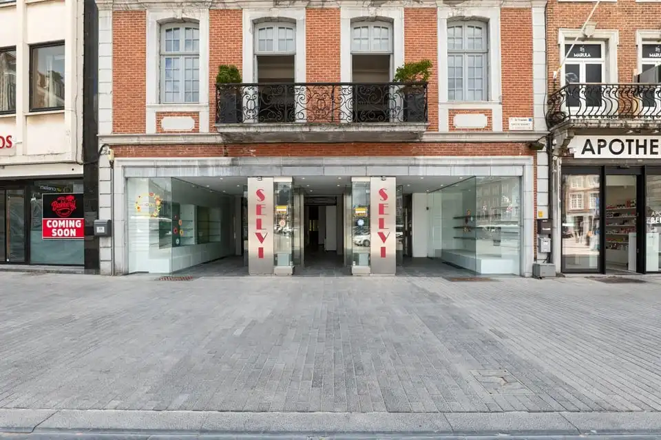 ICONISCH HANDELSPAND MET LUXUEUZE WOONST OP DE GROTE MARKT VAN SINT-TRUIDEN foto 49