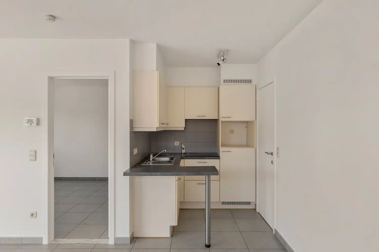 TE KOOP | Instapklaar appartement nabij het station van Geel. foto 4