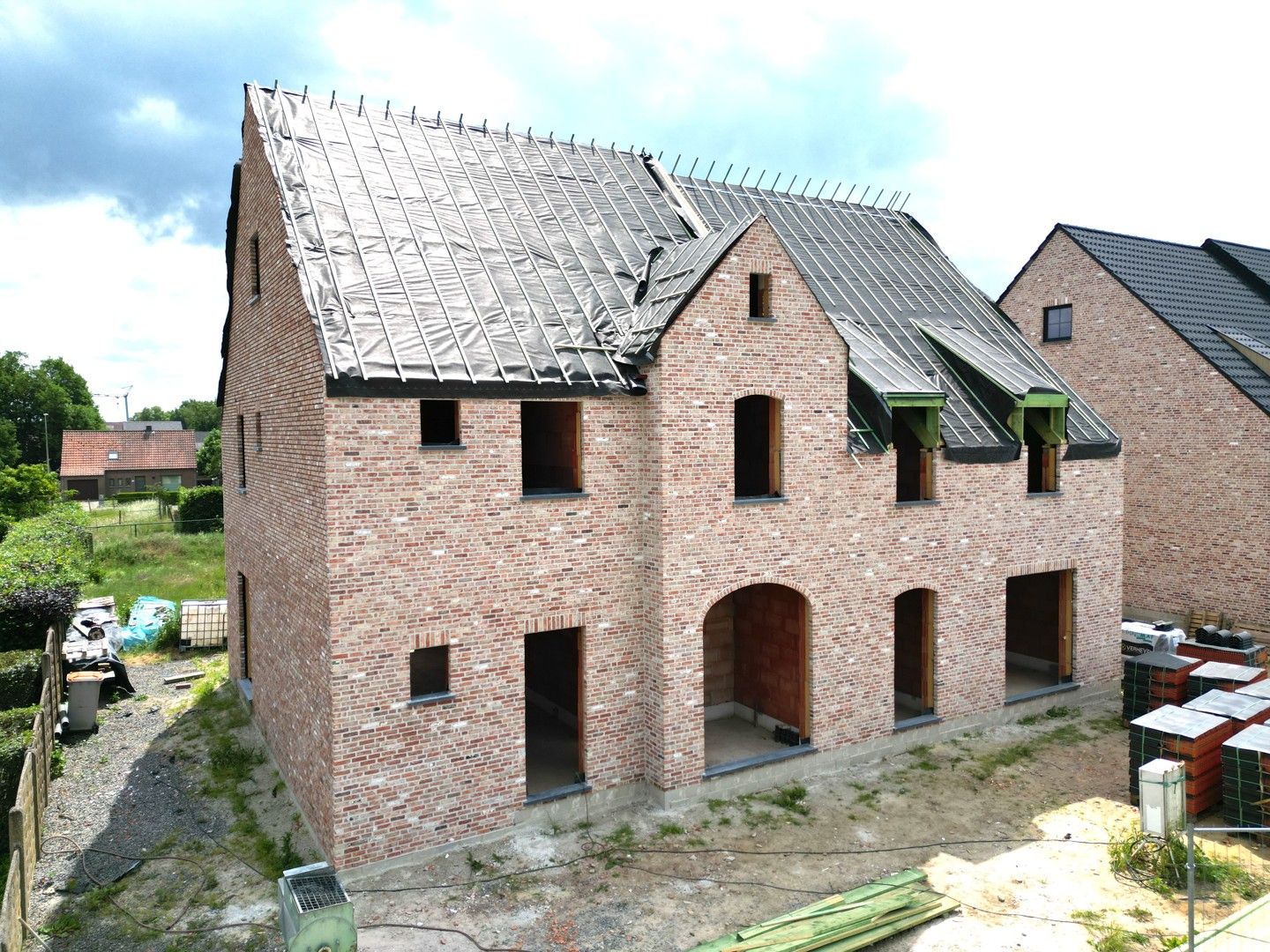 Ruime casco-nieuwbouwwoning met 3 slpk'ers op een perceel van 4a 33ca foto {{pictureIndex}}