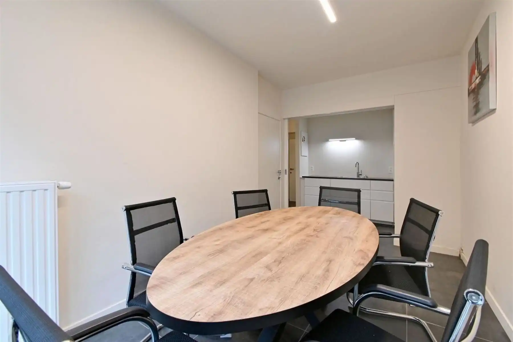 Modern, gerenoveerd kantoor met ruime garage foto 6
