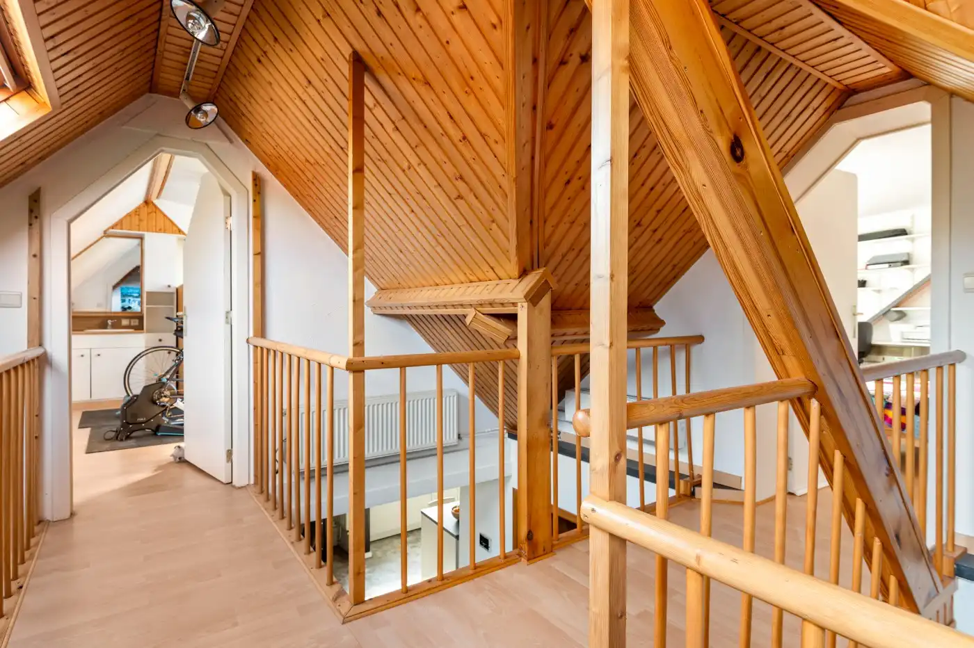 Top gelegen, charmante, vrijstaande woning met 3 slpk. en prachtige zuid-tuin foto 22