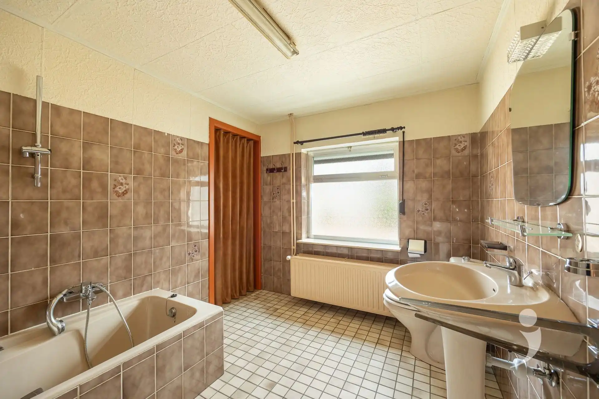 Te renoveren woning met vier slaapkamers!  foto 14