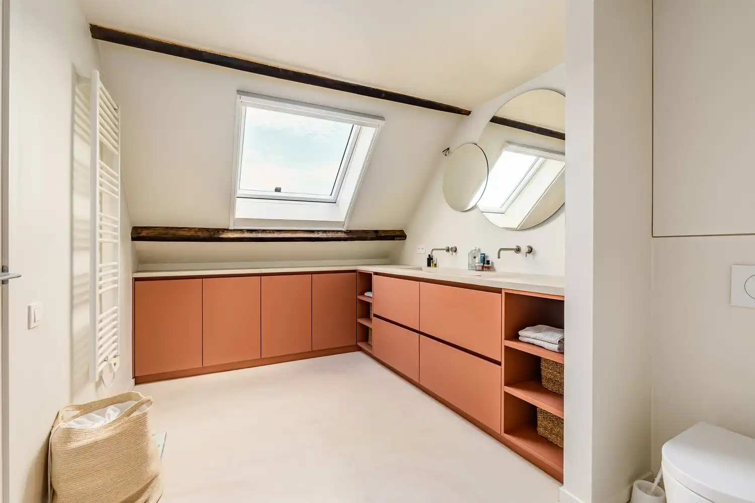 Stijlvol totaal gerenoveerde woning met 4 slaapkamers, 2 badkamers en zonnige tuin foto 14