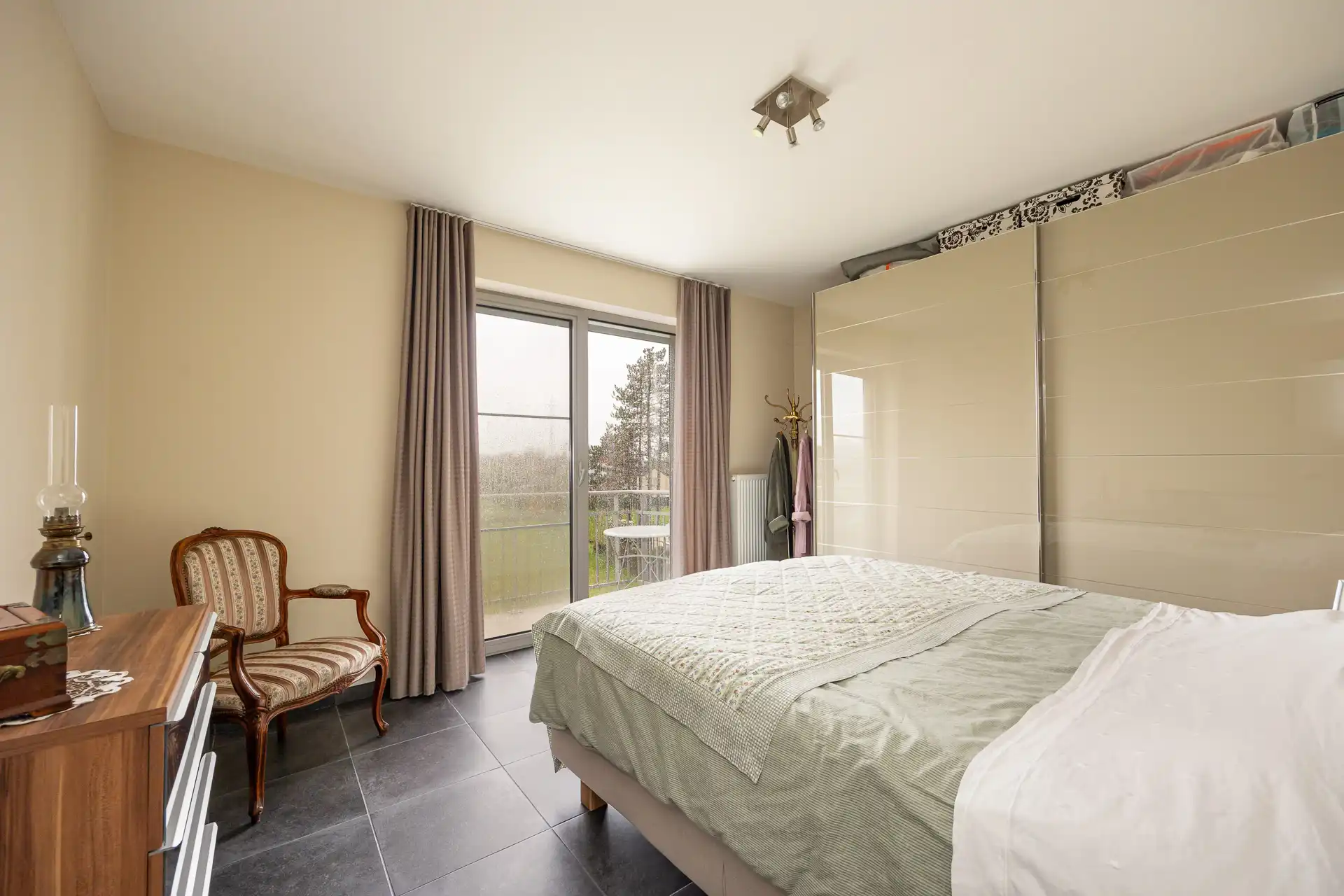 Ruim recent app. (2013 ) met 2 slpk's en garagebox foto 8