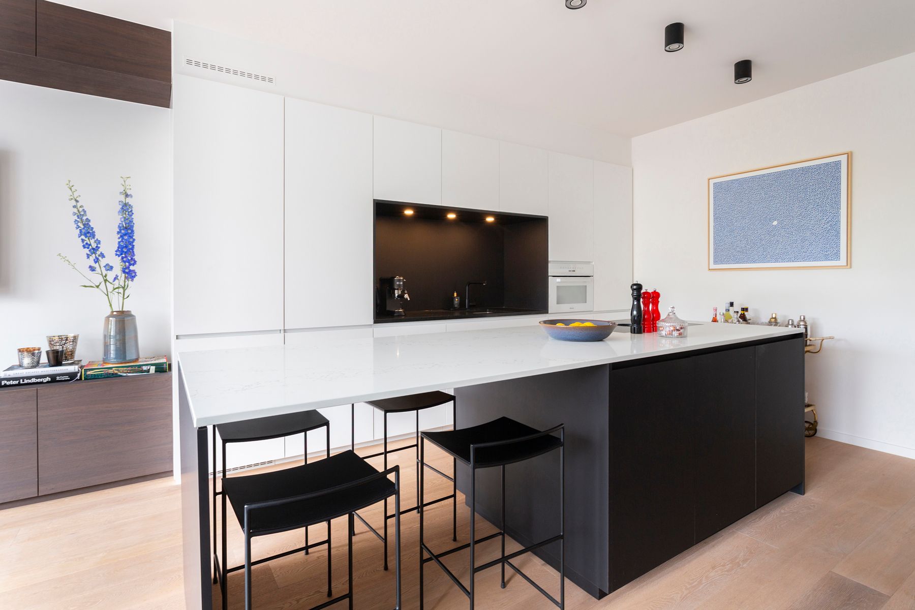 Stijlvol tweeslaapkamer appartement met terras nabij Zuid foto 4