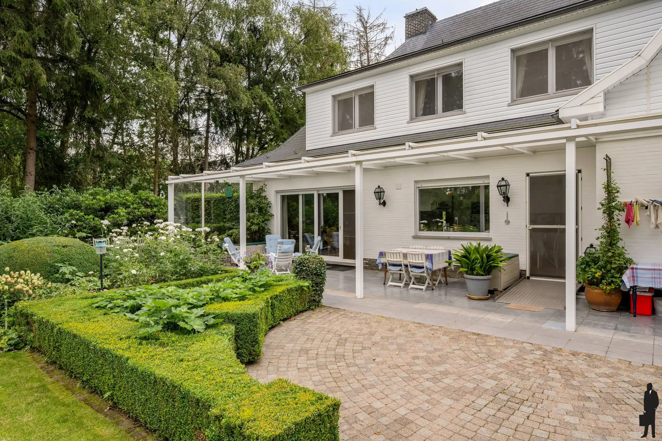 Statige villa op prachtig aangelegd perceel  met 4 slaapkamers en inpandige garage foto 37