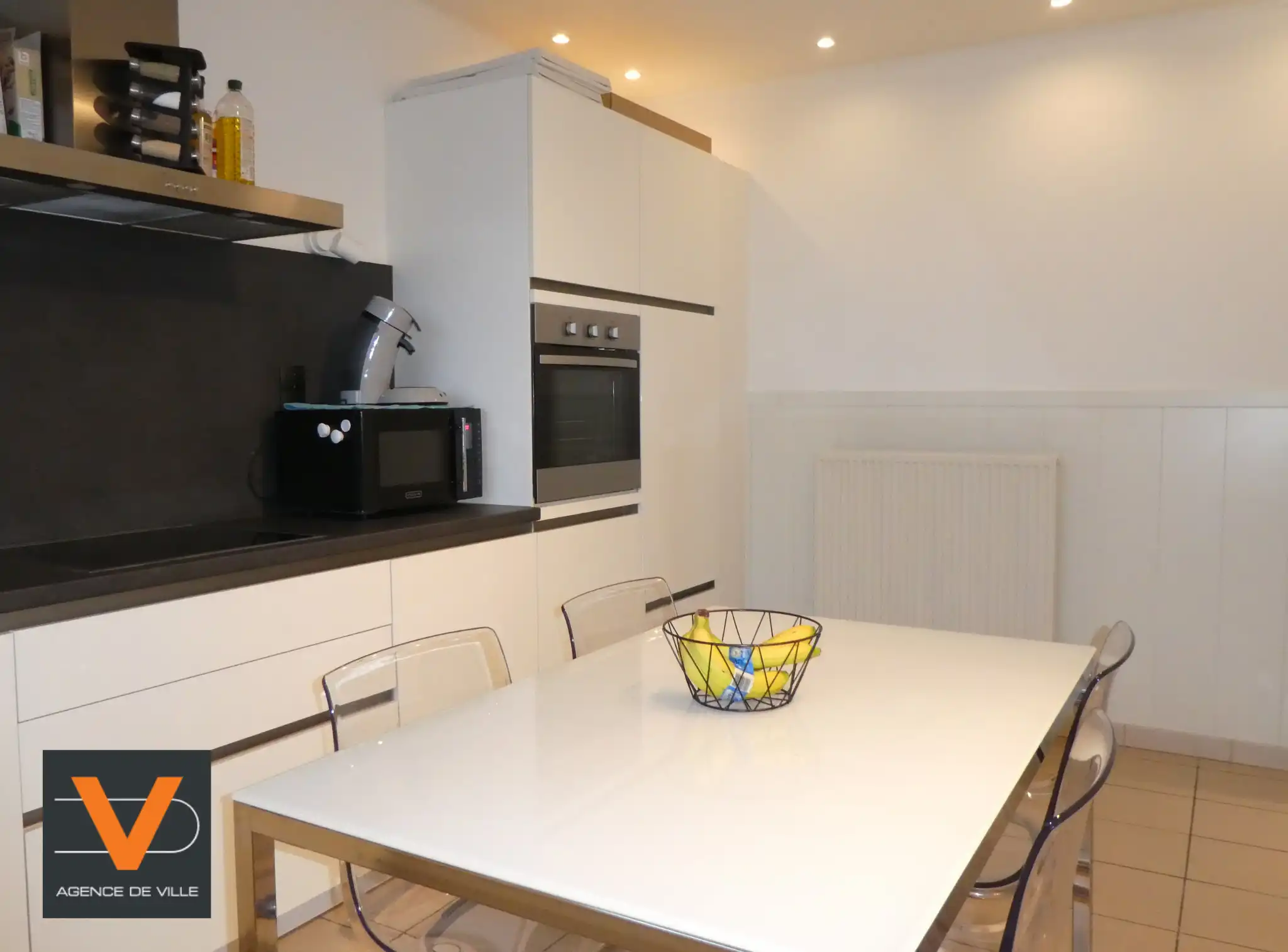 Prachtige koppelwoning met zonnig terras van 16m² en 2 autostaanplaatsen. Veel lichtinval door de grote ramen. foto 9