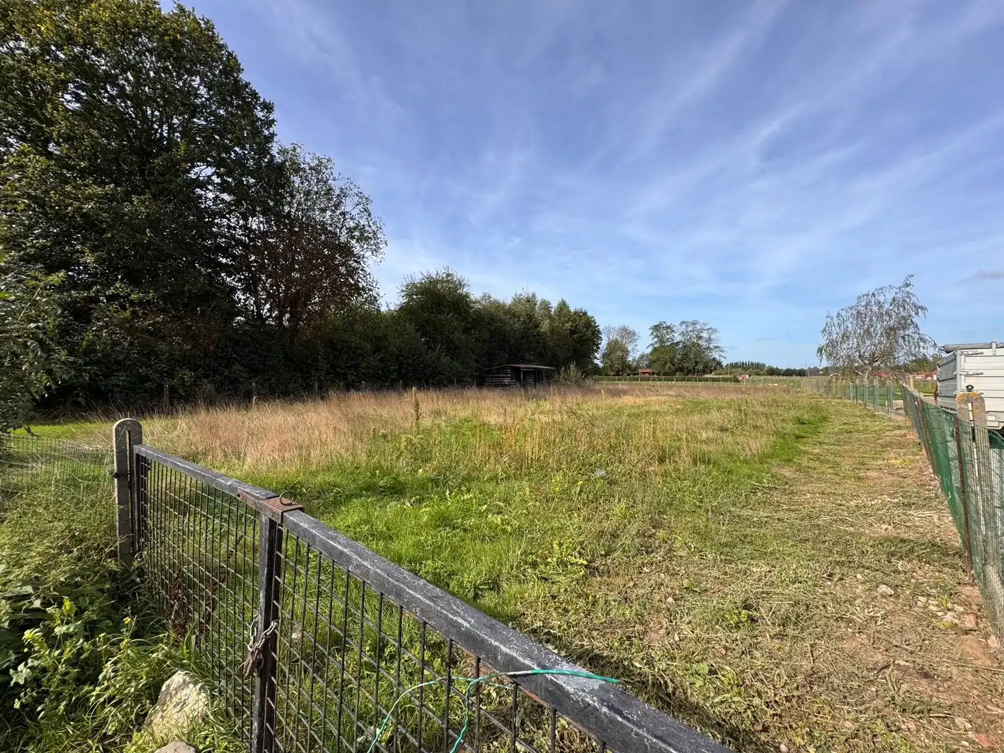Landelijk gelegen perceel bouwgrond van 1.417 m² foto {{pictureIndex}}