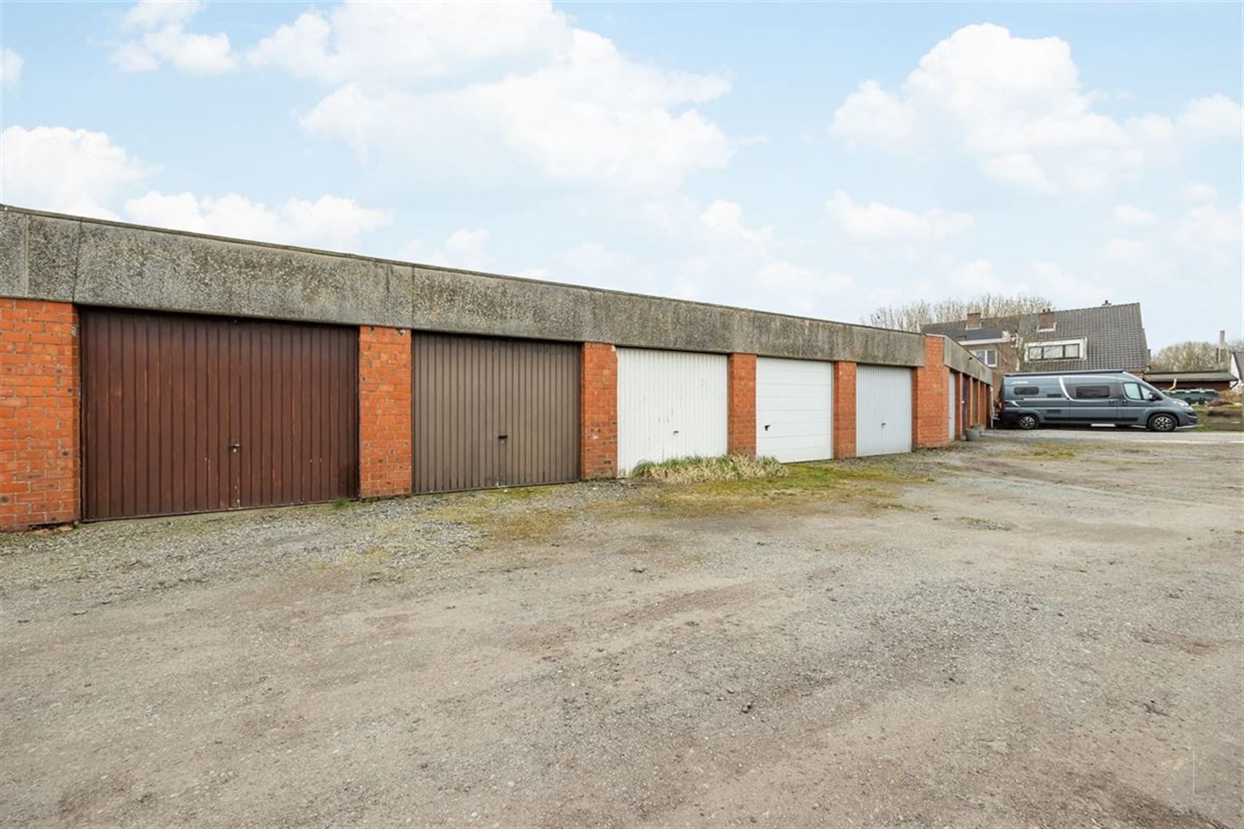 Recent gerenoveerde woning met 2 slpkrs en externe garage foto 14