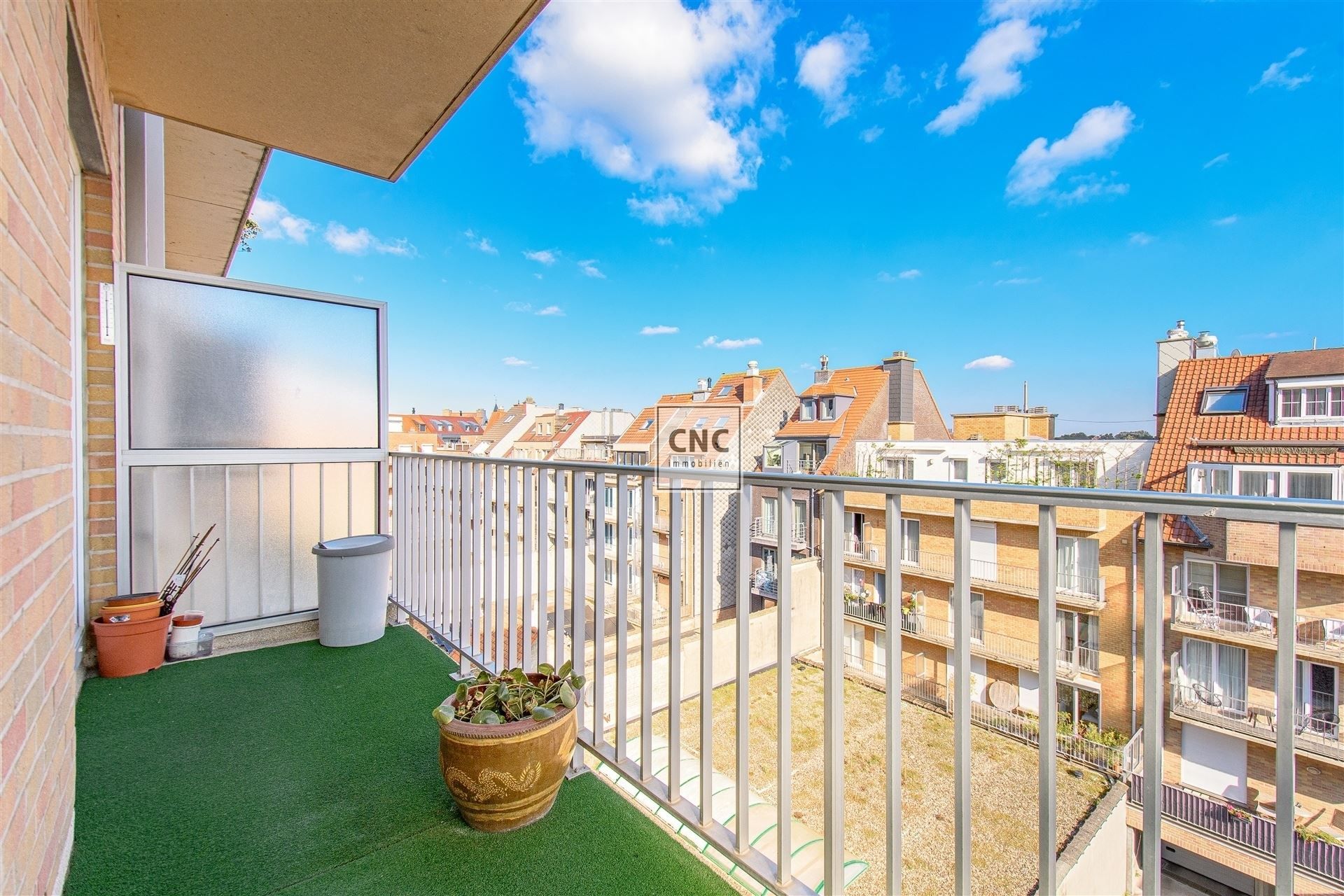 Mooi, goed onderhouden 2 slaapkamer-appartement in het hart van Knokke, gelegen op de vierde verdieping van de residentie "Euro 2000-II". Mogelijkheid tot aankoop van parking in nabije omgeving.  foto 20