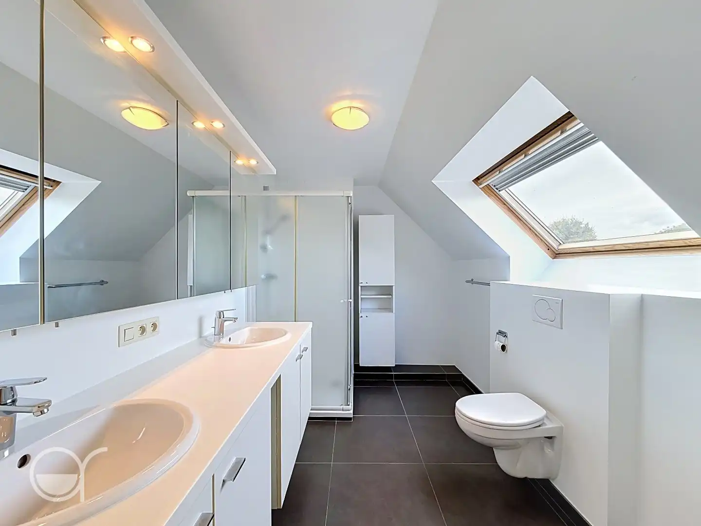 Lichtrijk duplexappartement met 2 slaapkamers, terras, garagebox én staanplaats foto 10
