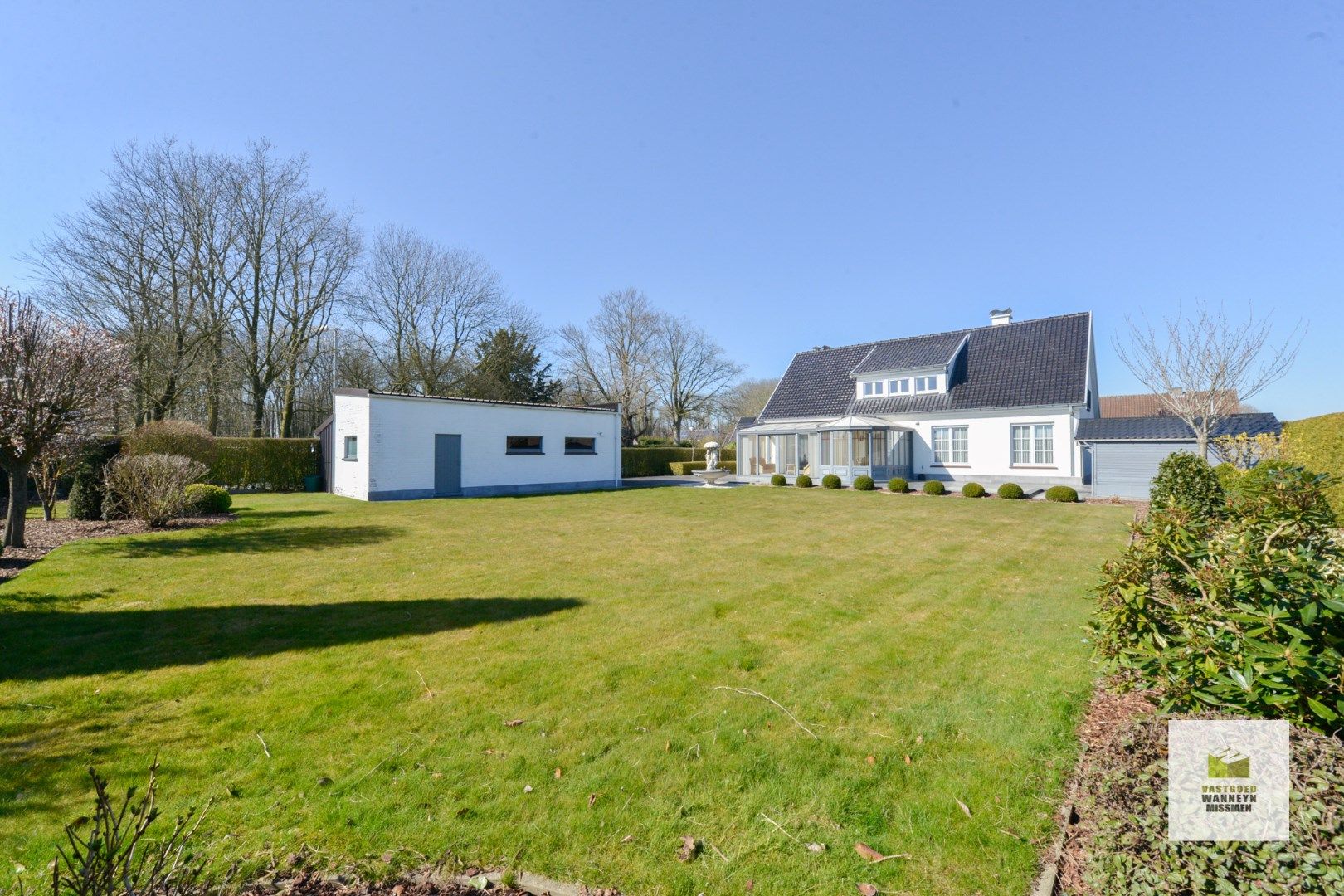 Hoofdfoto van de publicatie: Verzorgde villa met 4slpk, zuidgerichte tuin en garage op 1.360m2 aan de rand van de Lakebossen