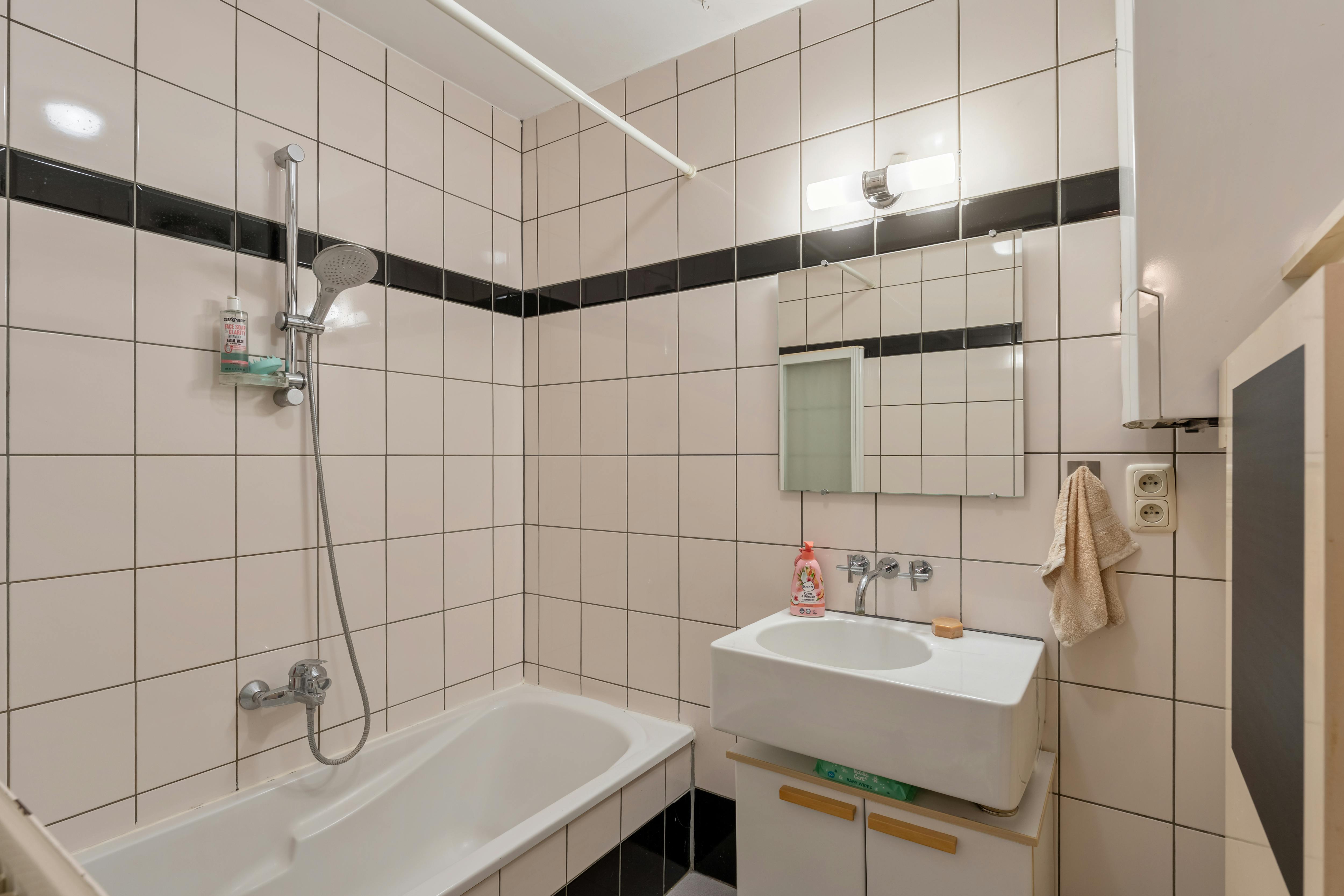 Instapklaar appartement met twee terrassen in het centrum van Genk foto 11