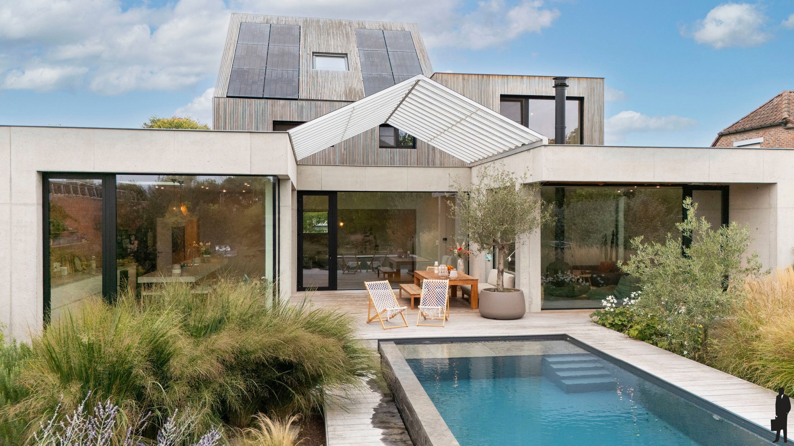 Uitzonderlijk gelegen architectenvilla op grond van 2.001m² foto {{pictureIndex}}