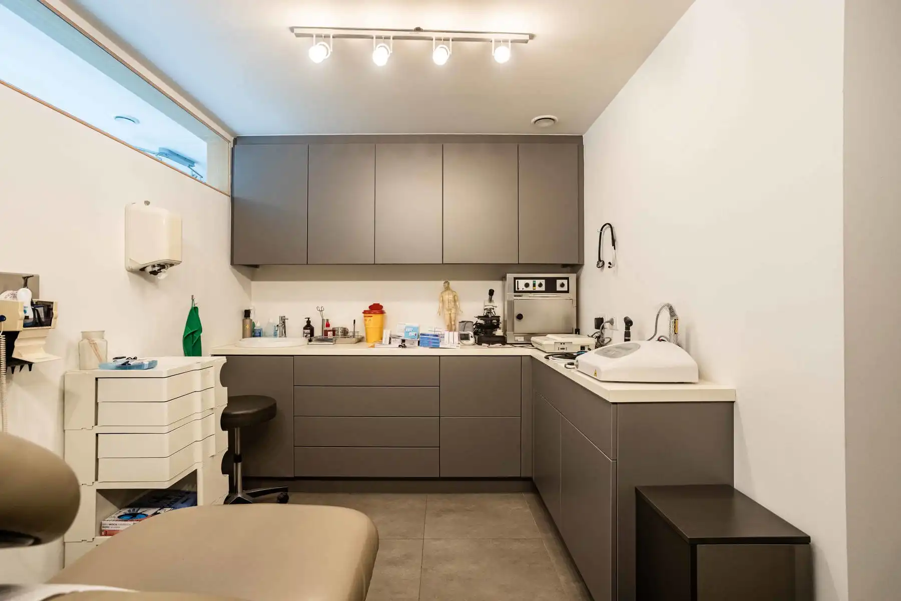 Gelijkvloers kantoor/praktijkruimte bij station Denderleeuw foto 12