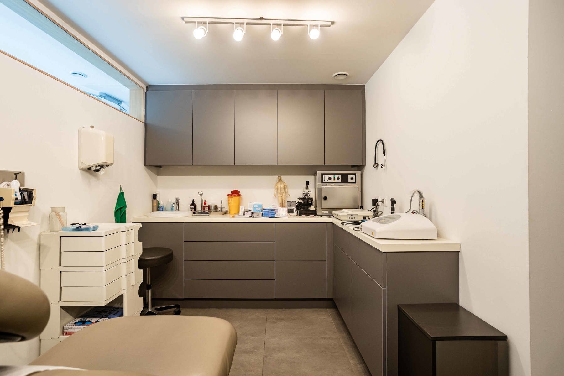 Gelijkvloers kantoor/praktijkruimte bij station Denderleeuw foto 12