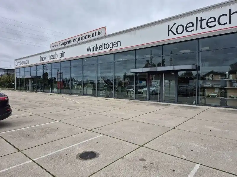 Magazijn met kantoren en ruime buitenopslag langs de A12 foto {{pictureIndex}}