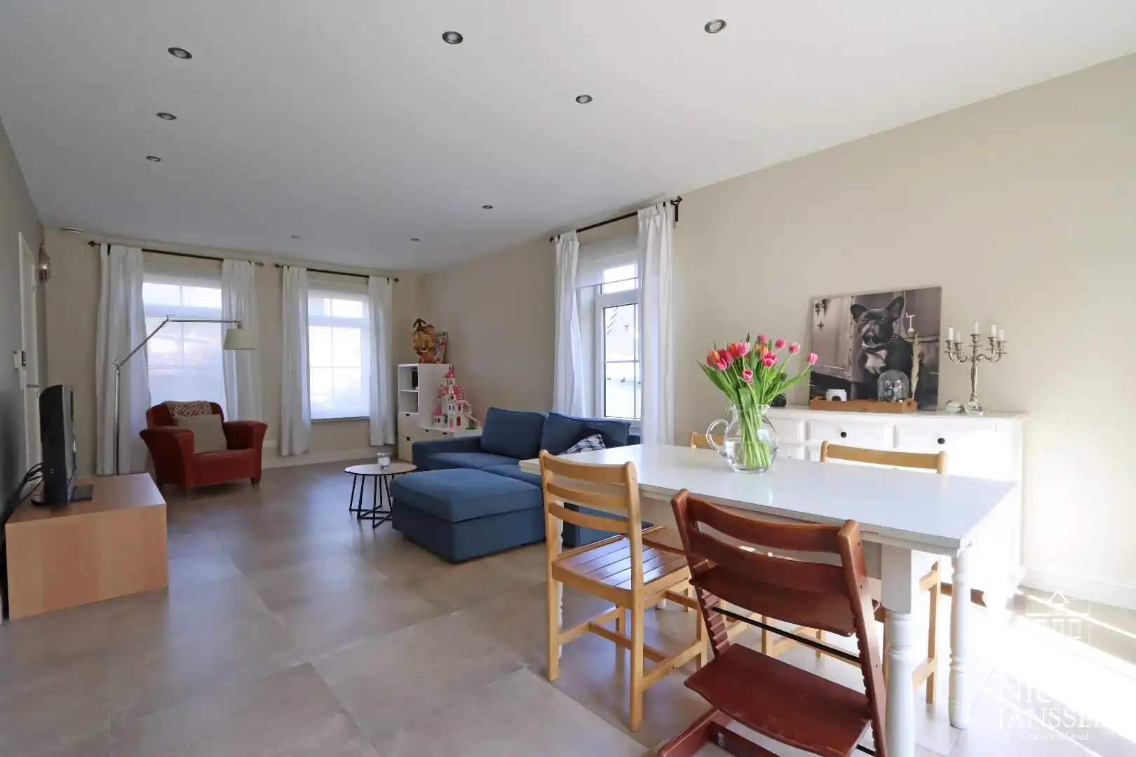 Instapklare halfvrijstaande gezinswoning met diepe tuin en ruime carport foto 4