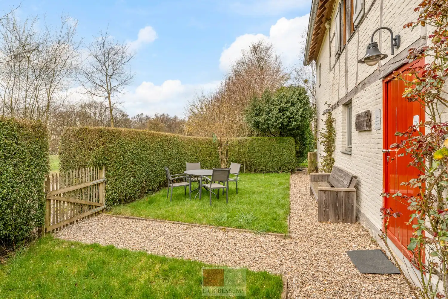 Een zeer karaktervol woonerf van maar liefst 3996 m² met bijzondere uitstraling, bestaande uit een prachtige hoofdwoning (voormalige schuur en stallen) en een charmant vakwerkhuis. foto 63