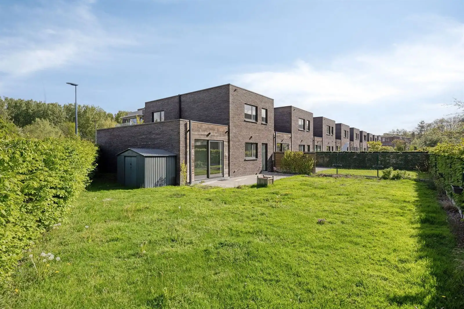 Recente 3-gevelwoning met 3 slaapkamers, tuin en garage foto 27