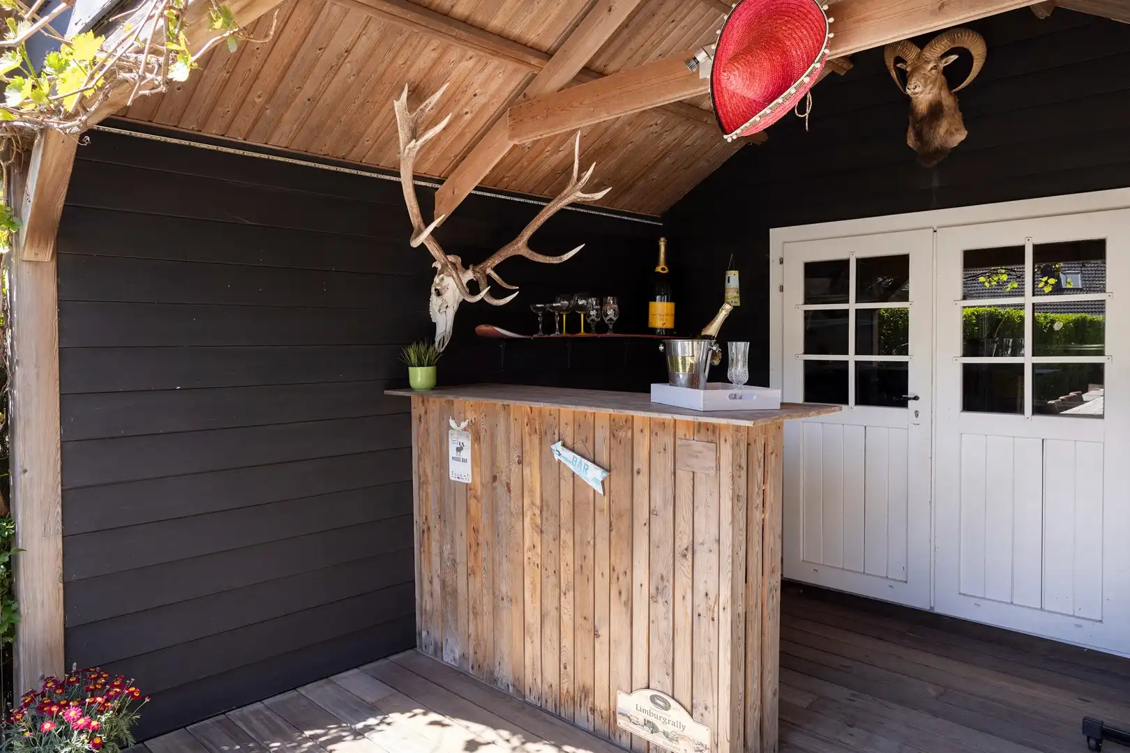 Lichtrijke woning met 3 kamers, garage, bureelhoek & zwembad. foto 18
