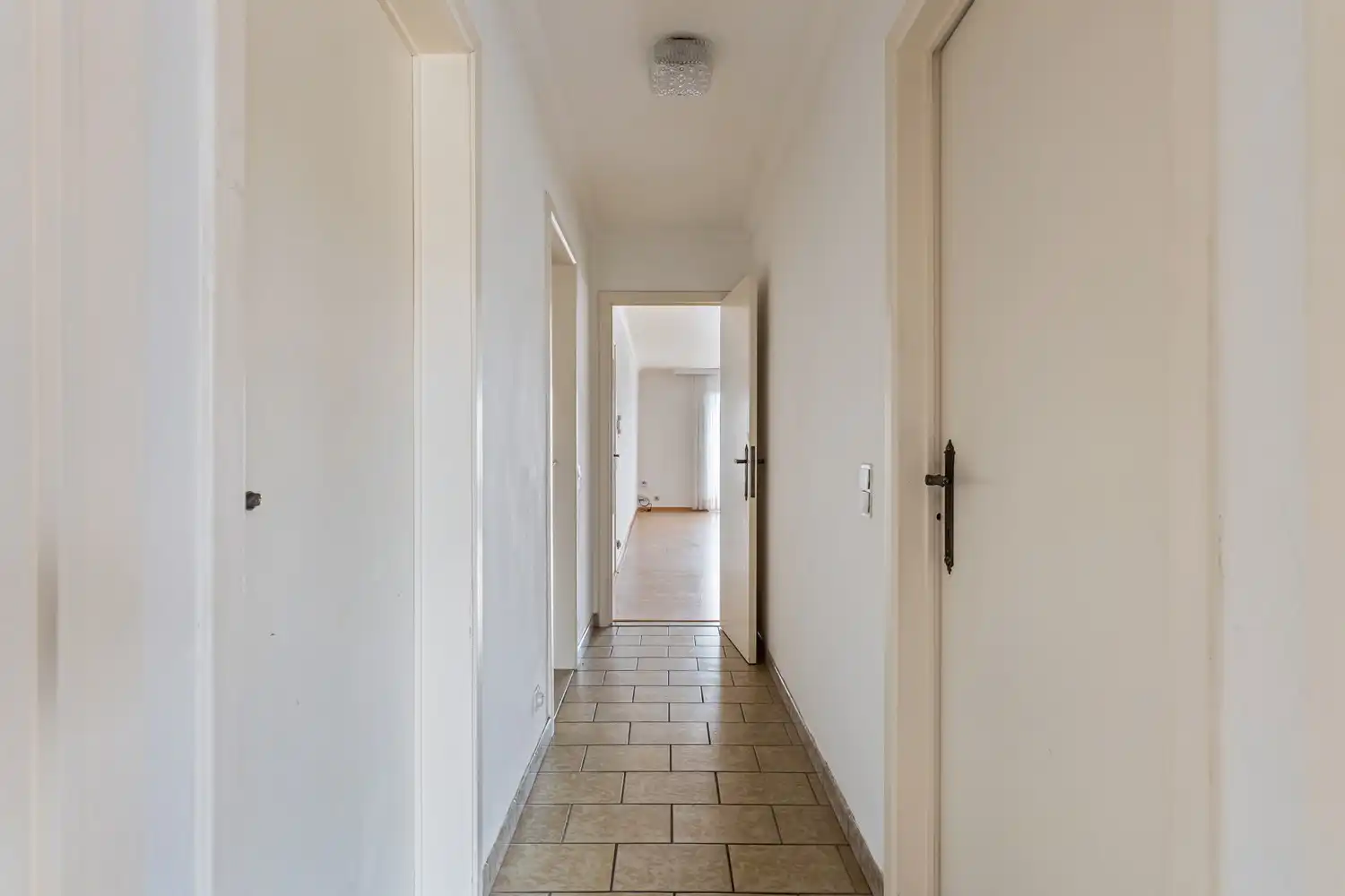 Gunstig gelegen appartement met 2 slaapkamers en 2 autostaanplaatsen foto 7