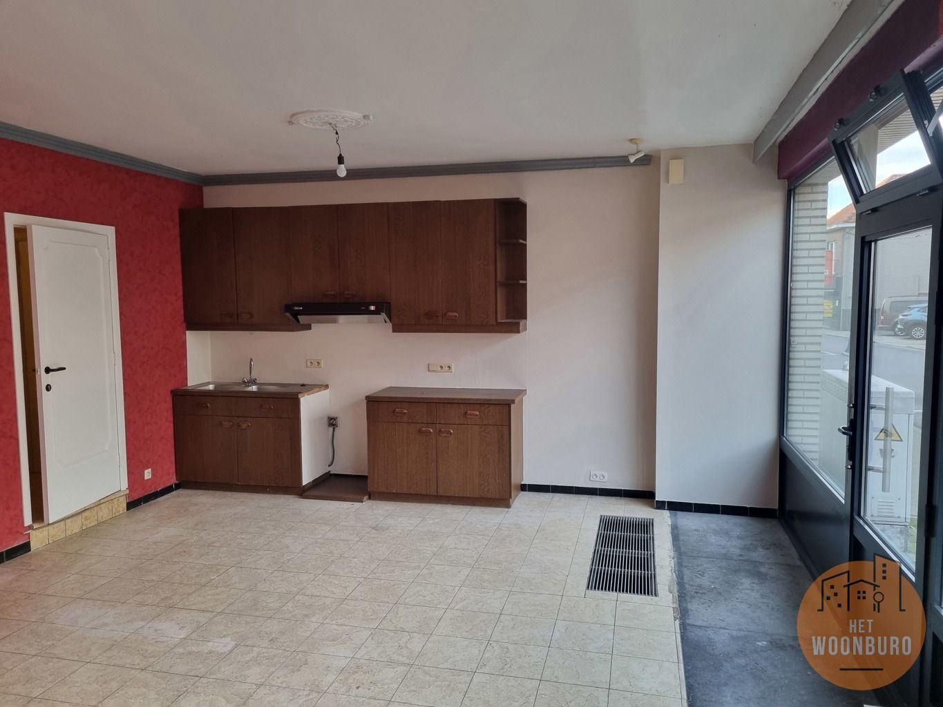 Handelsgelijkvloers  met polyvalente ruimte en bureel foto 2