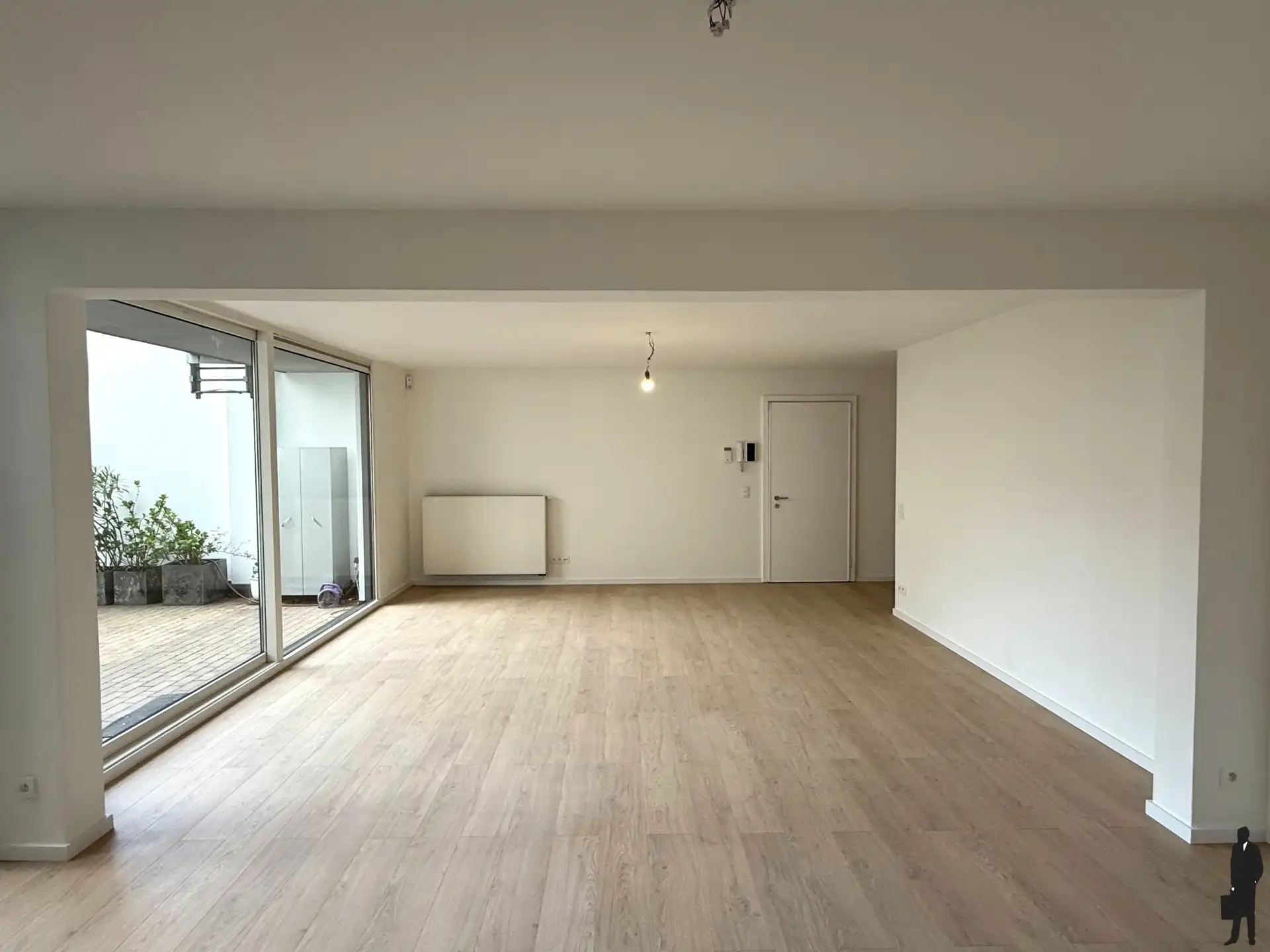 Lichtrijk gelijkvloers appartement met ruim terras foto {{pictureIndex}}