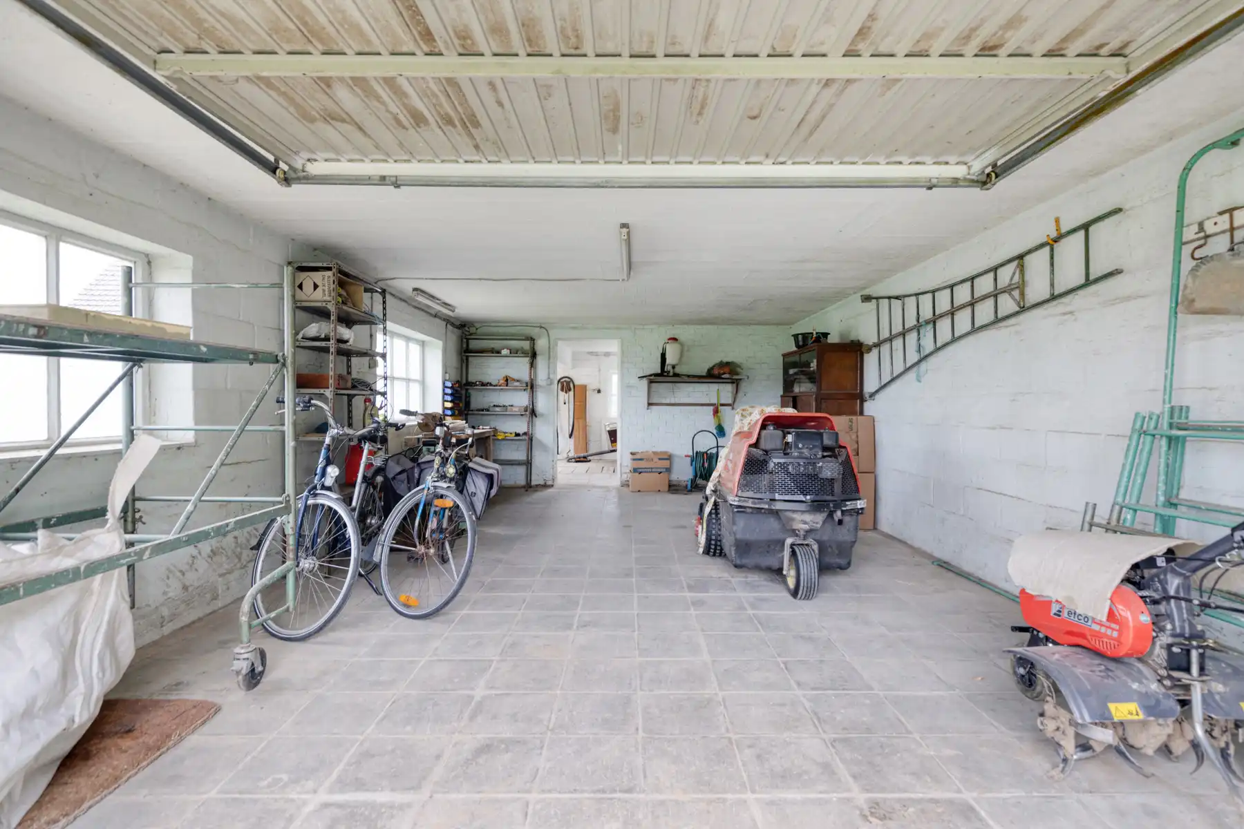 Landelijke woning met bouwgrond, bijgebouw en weideland foto 20
