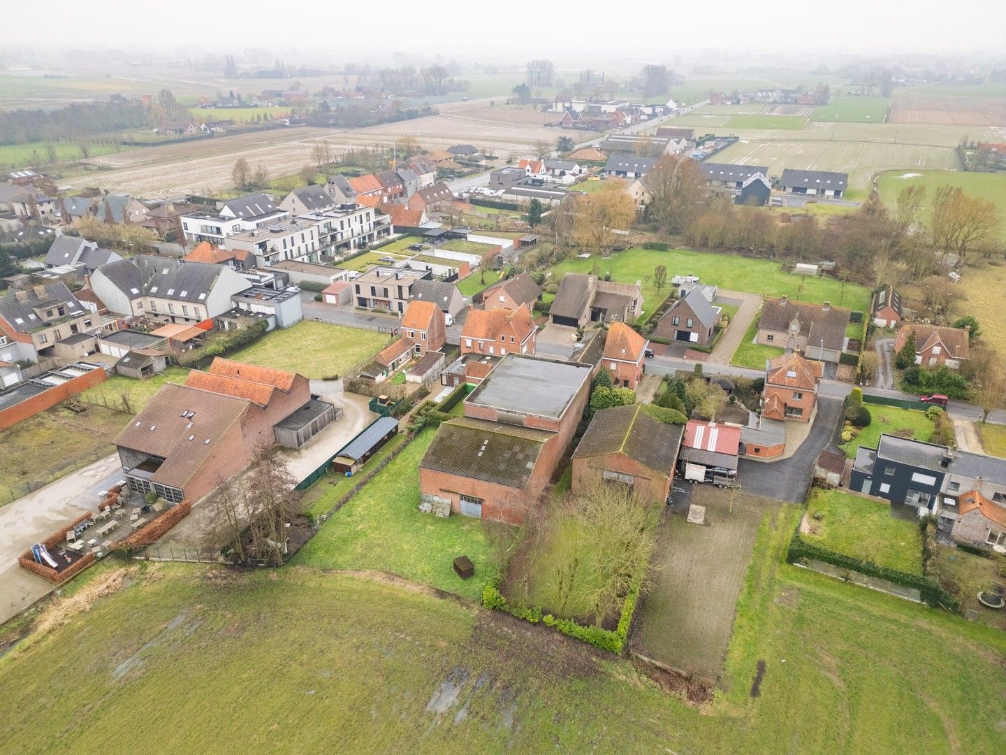 Ruime opslagplaats met voorliggende parkeerplaats te Izegem, Bosmolens foto 7