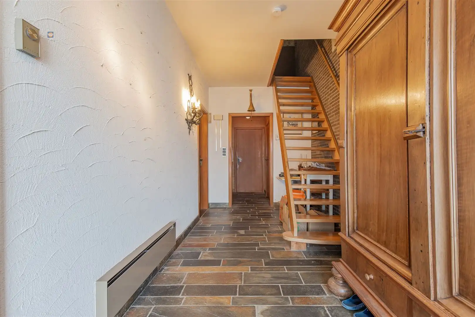 Te renoveren woning met potentieel, 3 slpk & dubbele garage foto 3