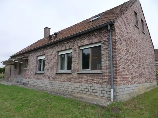 Rustig gelegen BUNGALOW, 2 slaapkamers / bureel, garage en tuin op 4 are 66 ca foto 26