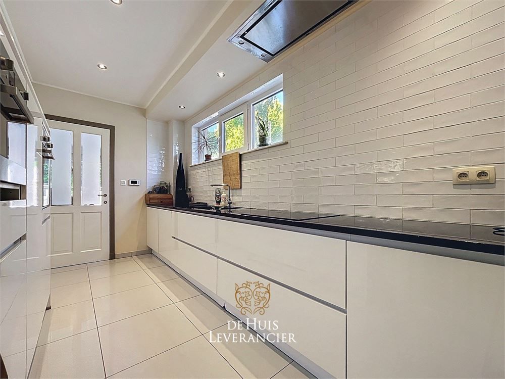 Prachtige, gerenoveerde woning met tuin en garage op toplocatie te koop in Mortsel! foto 8